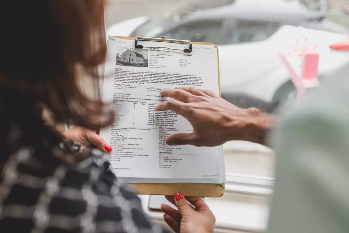 TVA logement neuf - Un acheteur qui consulte une fiche d’un produit immobilier