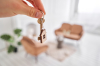 Formulaire 2044 EB – Une main qui tient les clés d’un logement entre ses mains
