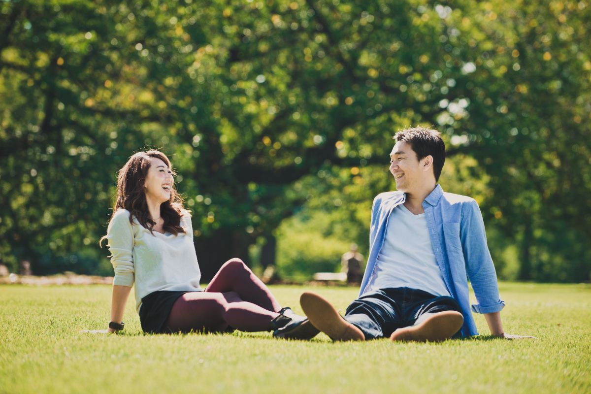 grand débat nantes – un couple se détend dans un parc