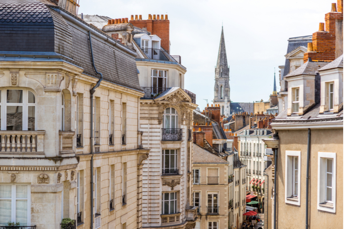 Marché immobilier à Nantes – Vue de rue sur des immeubles résidentiels dans la ville de Nantes. 