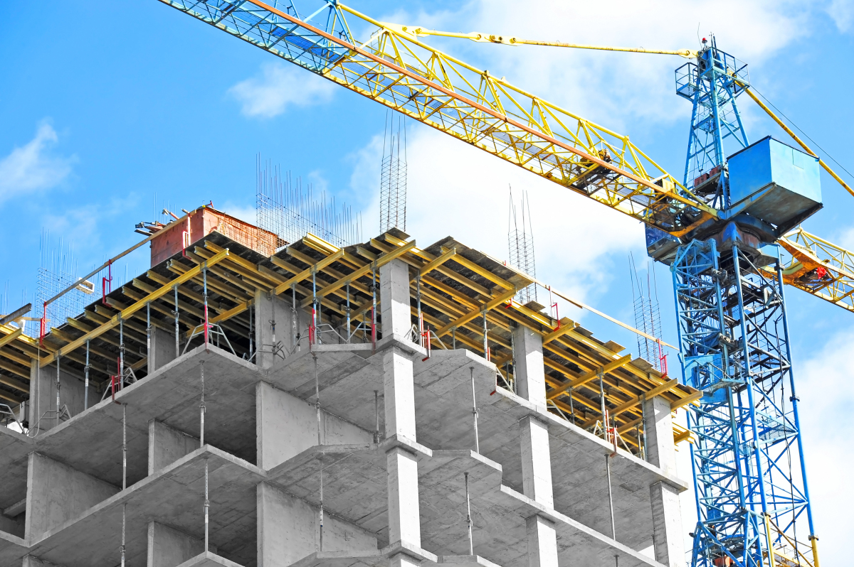 Marché immobilier à Nantes – Grue de chantier et bâtiment en construction sous un ciel bleu.