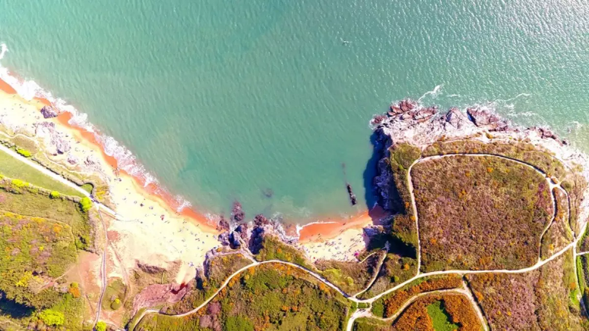 Une plage bretonne vue du ciel