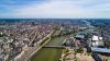  Vue aérienne sur le fleuve de la Loire traversant le centre-ville de Nantes 