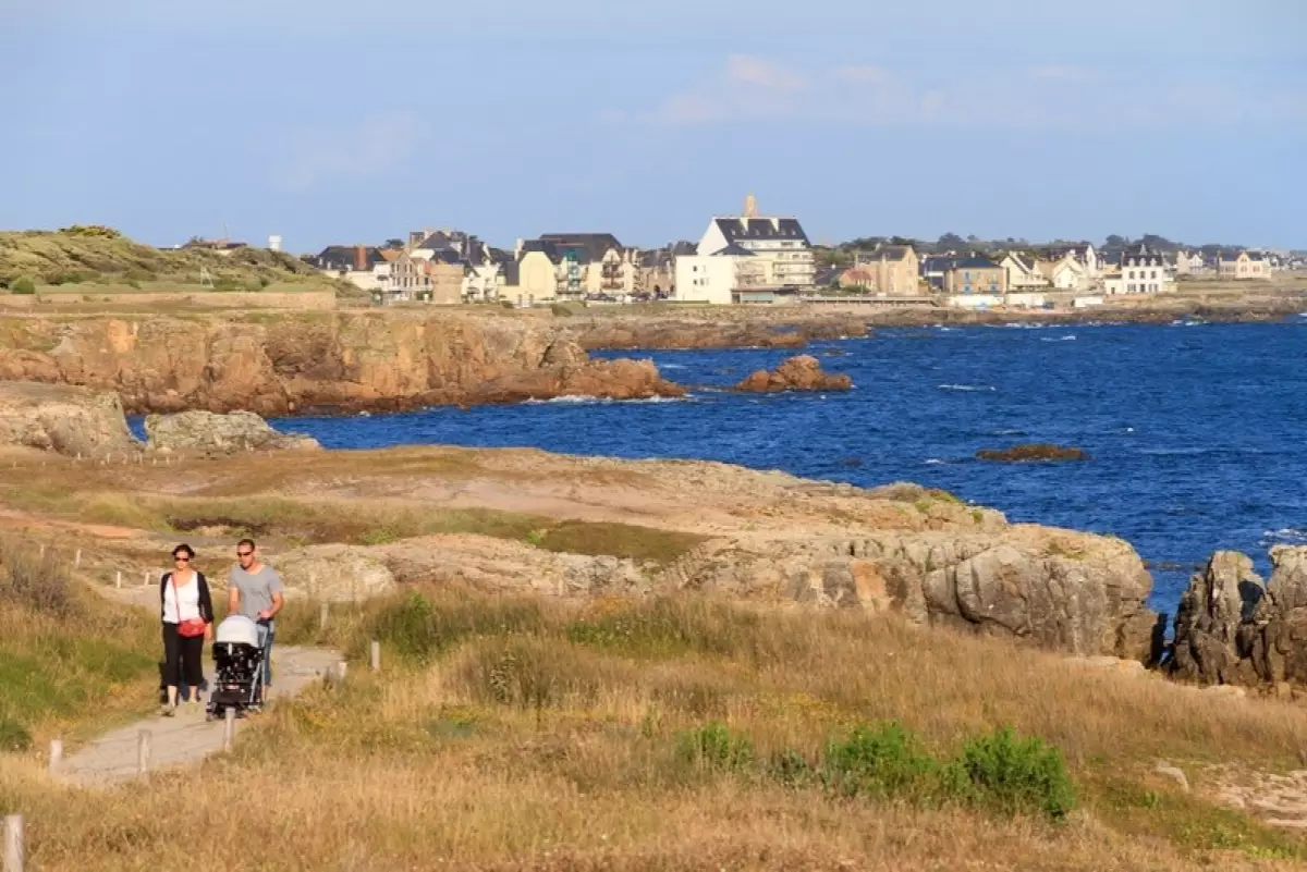 Une famille en promenade sur la côte Loire-Atlantique à Saint-Nazaire