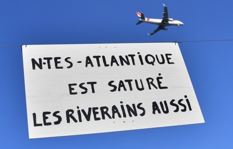 Une pancarte de manifestation contre la saturation de l'aéroport