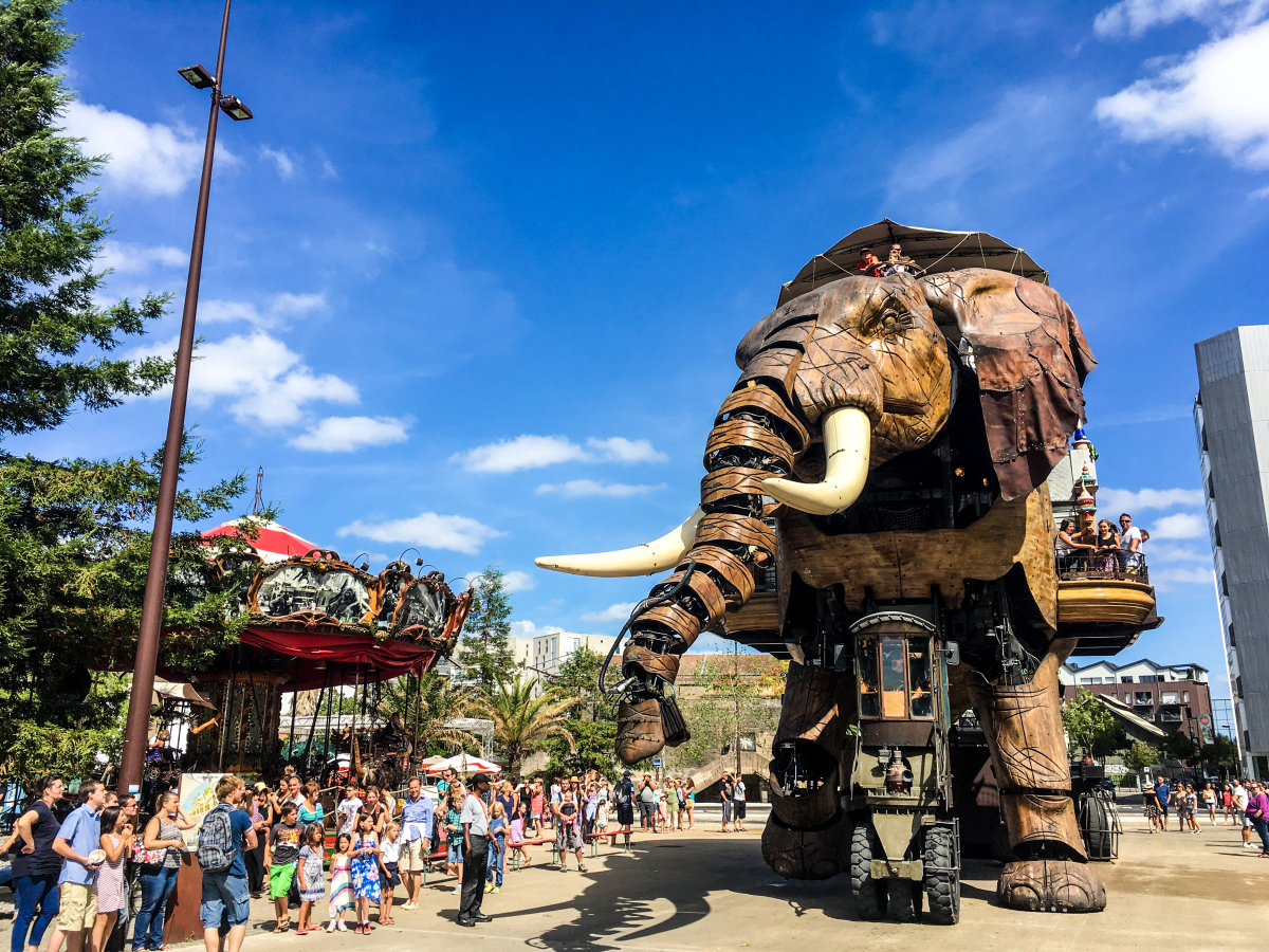  Fait-il bon vivre à Nantes – l'éléphant géant en parade avec des visiteurs sur son dos 