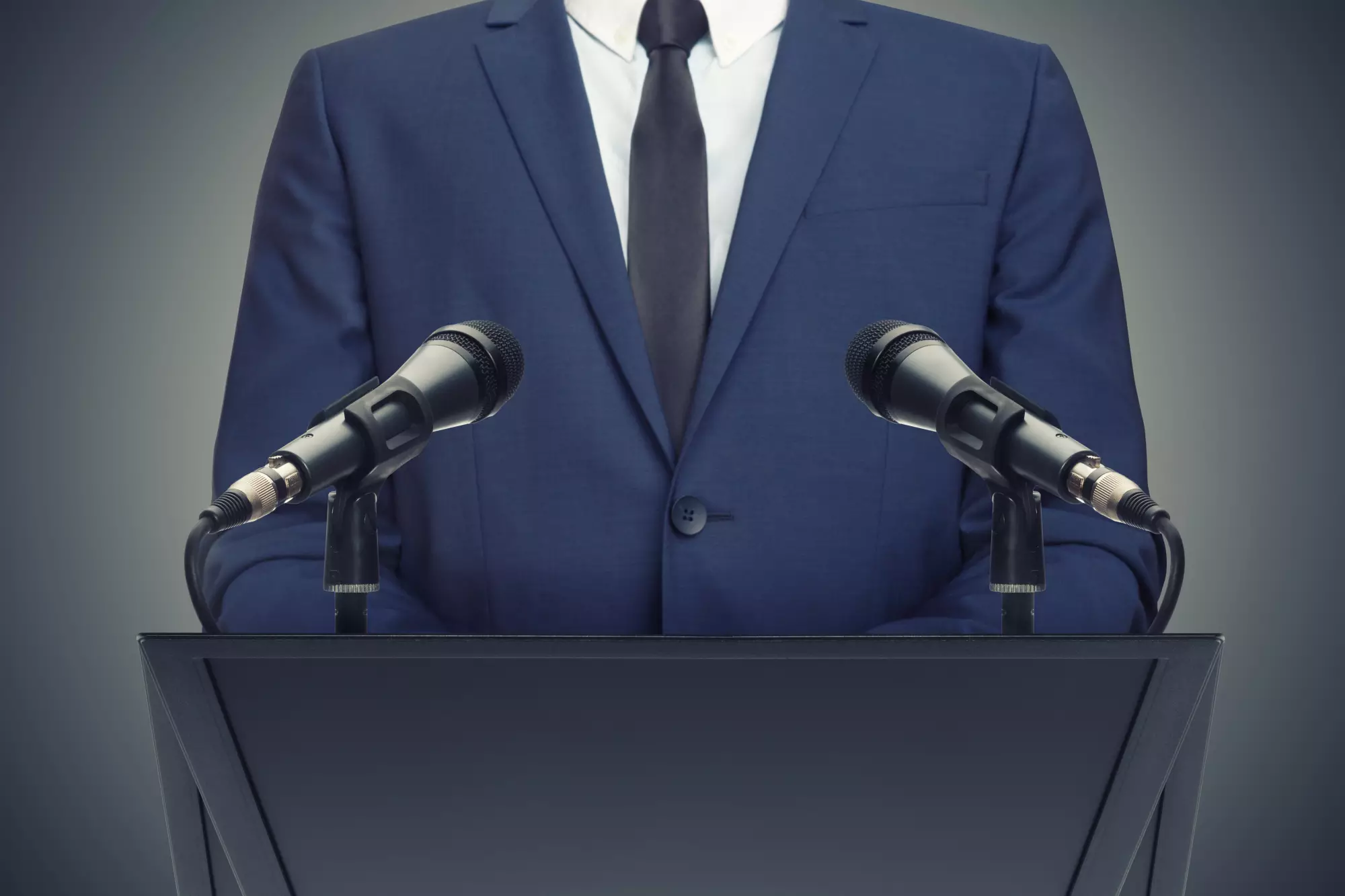 Un homme politique lors d'une conférence de presse