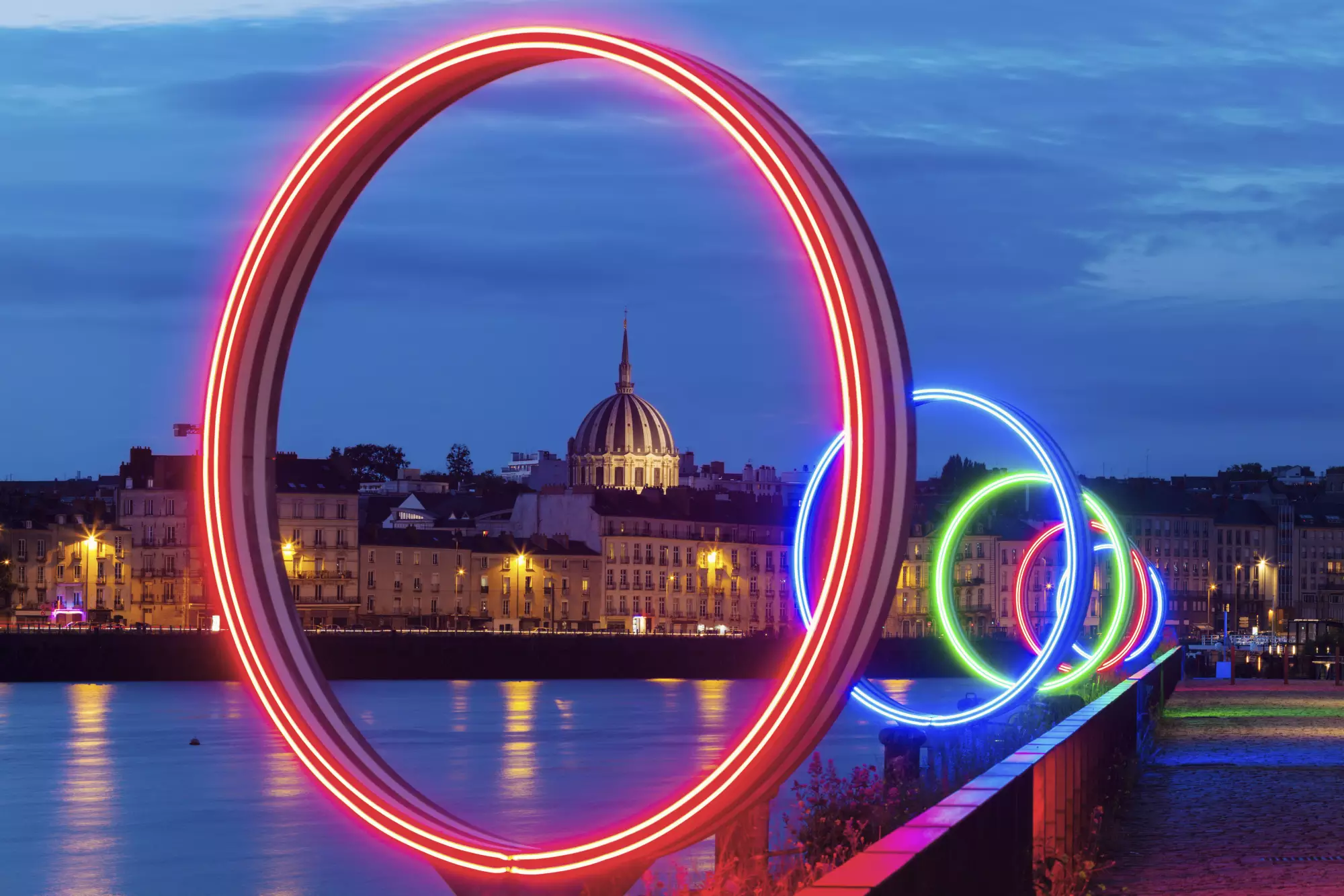 Les anneaux de Buren sur le quai des Antilles