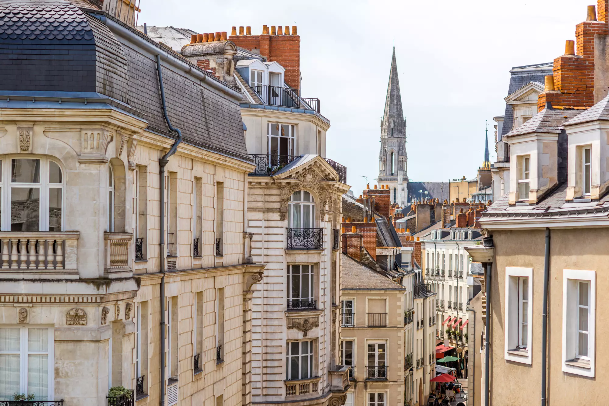 Vue sur des immeubles résidentiels dans le centre de Nantes et la tour de l'église