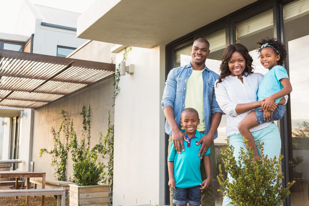 Production de logement à Nantes - un couple et ses enfants devant leur maison