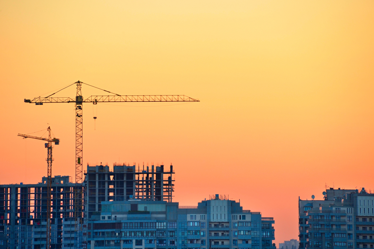 Accès au logement à Nantes - Une grue sur un chantier lors d'un coucher de soleil