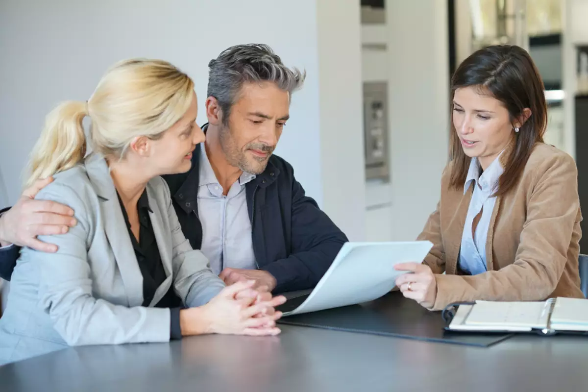 Couple conseillé par une courtière en immobilier pour leur projet à Nantes Conseil en investissement immobilier neuf à Nantes – Aides financières à l’accession à la propriété