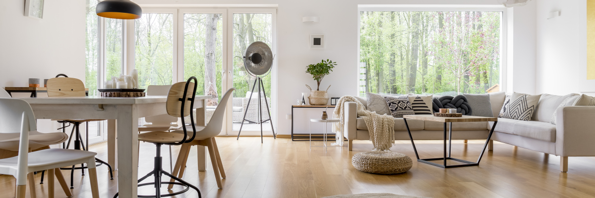 Donner du cachet à un appartement neuf – Grande pièce de vie lumineuse avec parquet clair et grandes baies vitrées