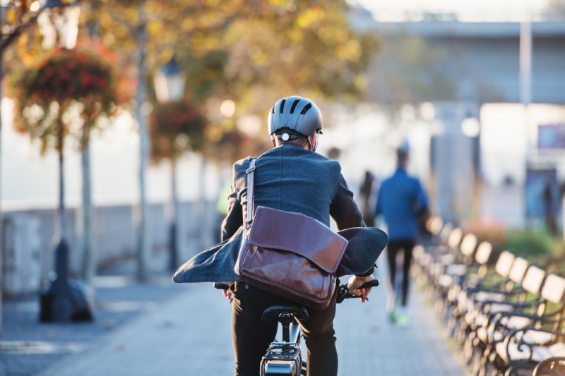 Ville durable – Homme à vélo