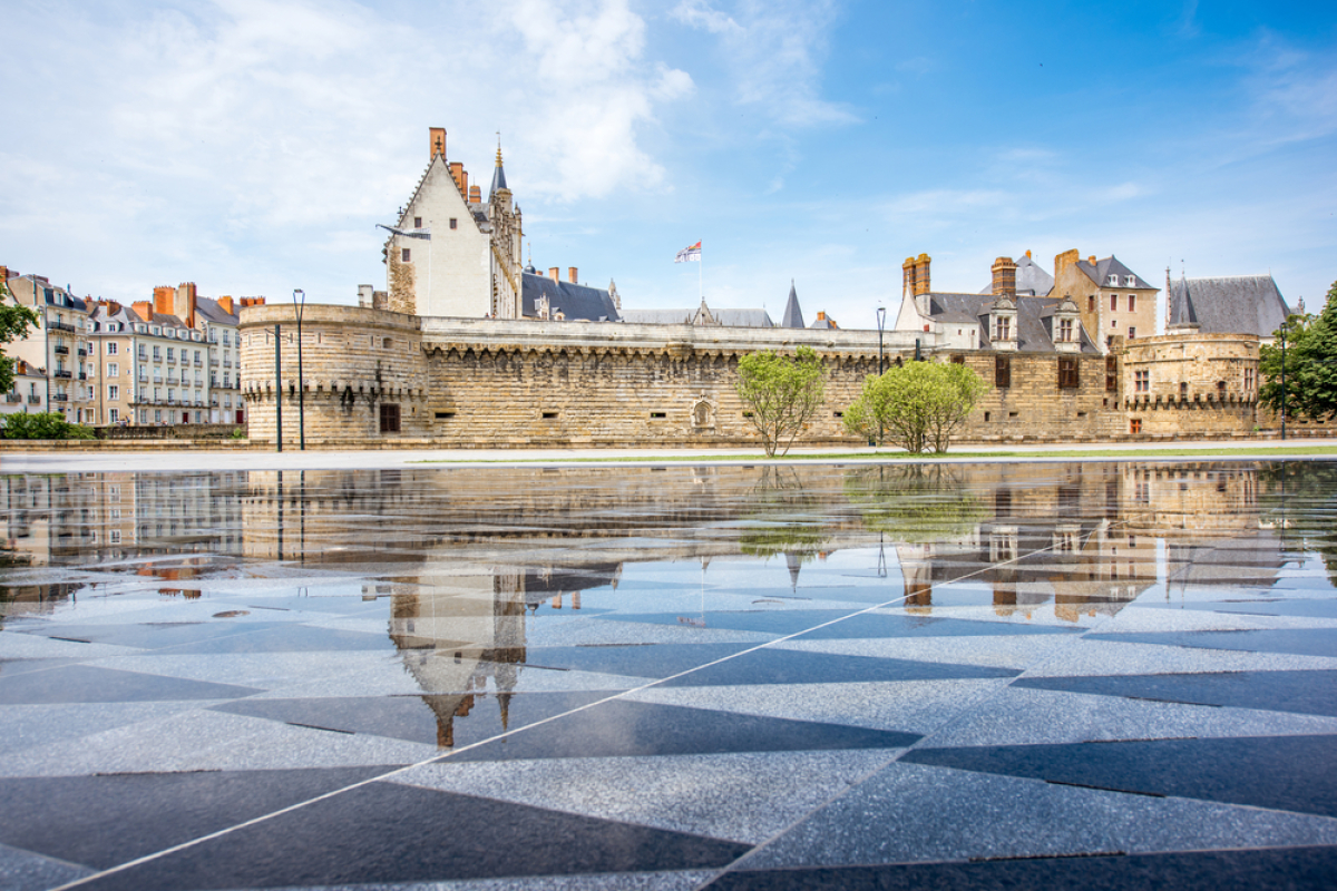 Immobilier neuf à Nantes – vue sur le Château des Ducs de Bretagne et sa fontaine miroir