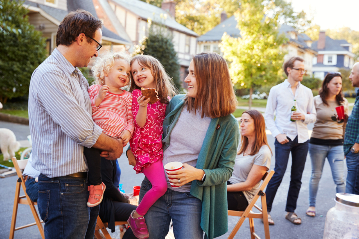 Habitat participatif Nantes – voisins partageant un moment de convivialité