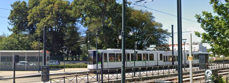 Batignolles Nantes – vue sur le tramway à l’arrêt Ranzay