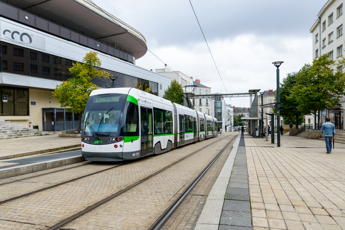 Quartier République Nantes – Un tramway à quai dans le centre-ville de Nantes