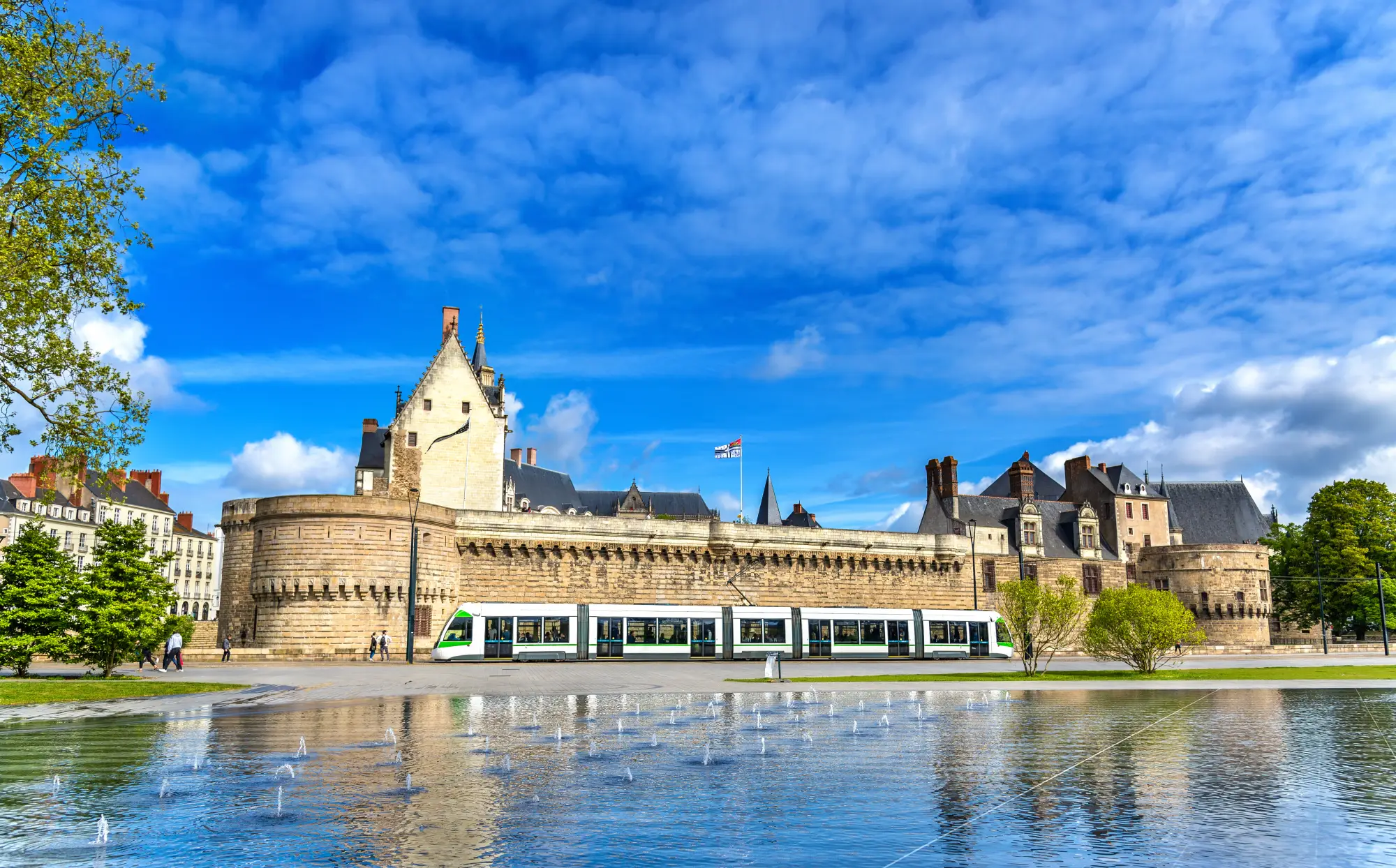 Le tramway passant devant le château des Ducs de Bretagne à Nantes