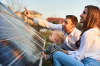 Immobilier écologique – une famille est heureuse de son investissement dans un panneau solaire