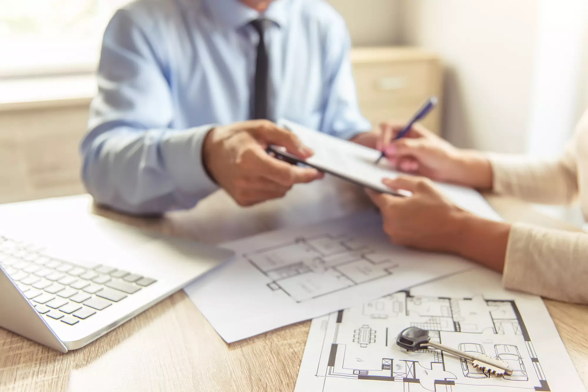 Agent immobilier et signature