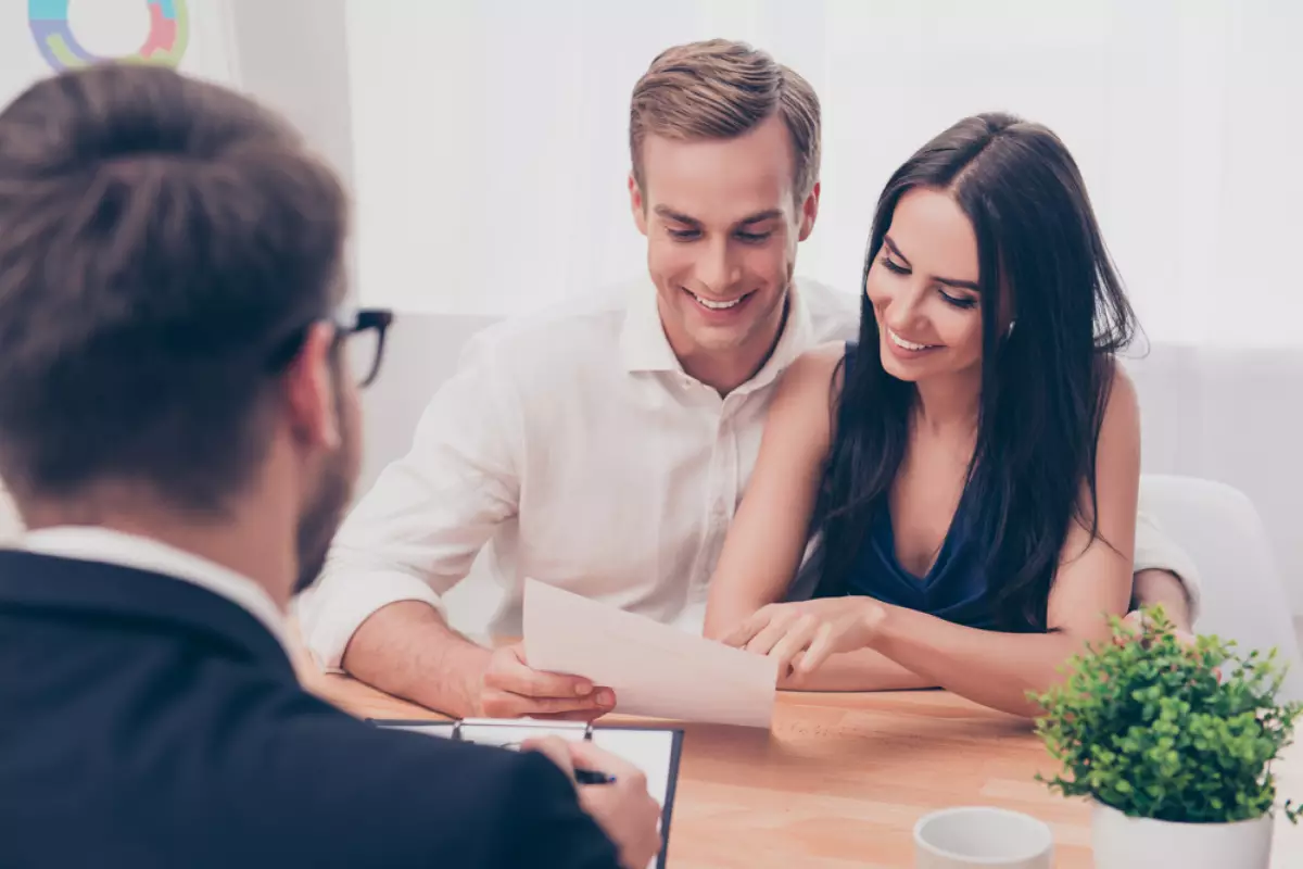 Pourquoi faire gérer son bien avec IMMO9 Gestion à Nantes Investissement locatif immobilier Nantes – vue sur un couple signant leur mandat de gestion locative avec leur conseiller