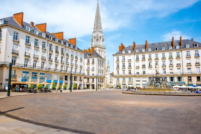 Nombreux sont les avantages à l'investissement immobilier à Nantes Investir à Nantes – La place royale à Nantes vue de nuit avec sa fontaine