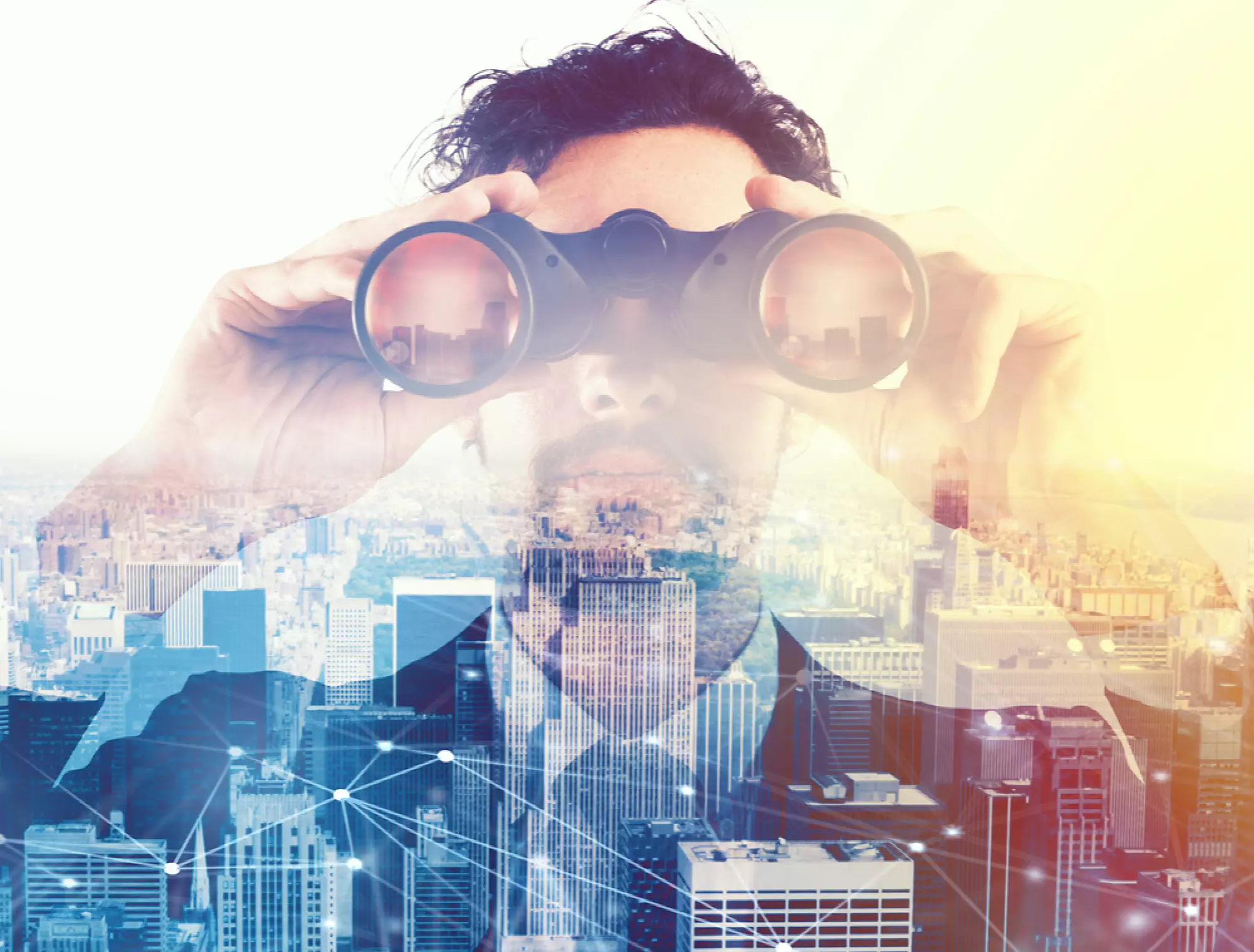 homme observant le marché immobilier