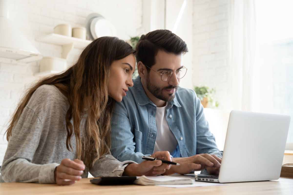  Appels de fonds VEFA – Un couple en train de se renseigner sur le financement d’un logement neuf en VEFA 