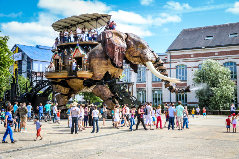 Bas-Chantenay à Nantes – Le Grand Eléphant des Machines de l’Île transportant des passagers