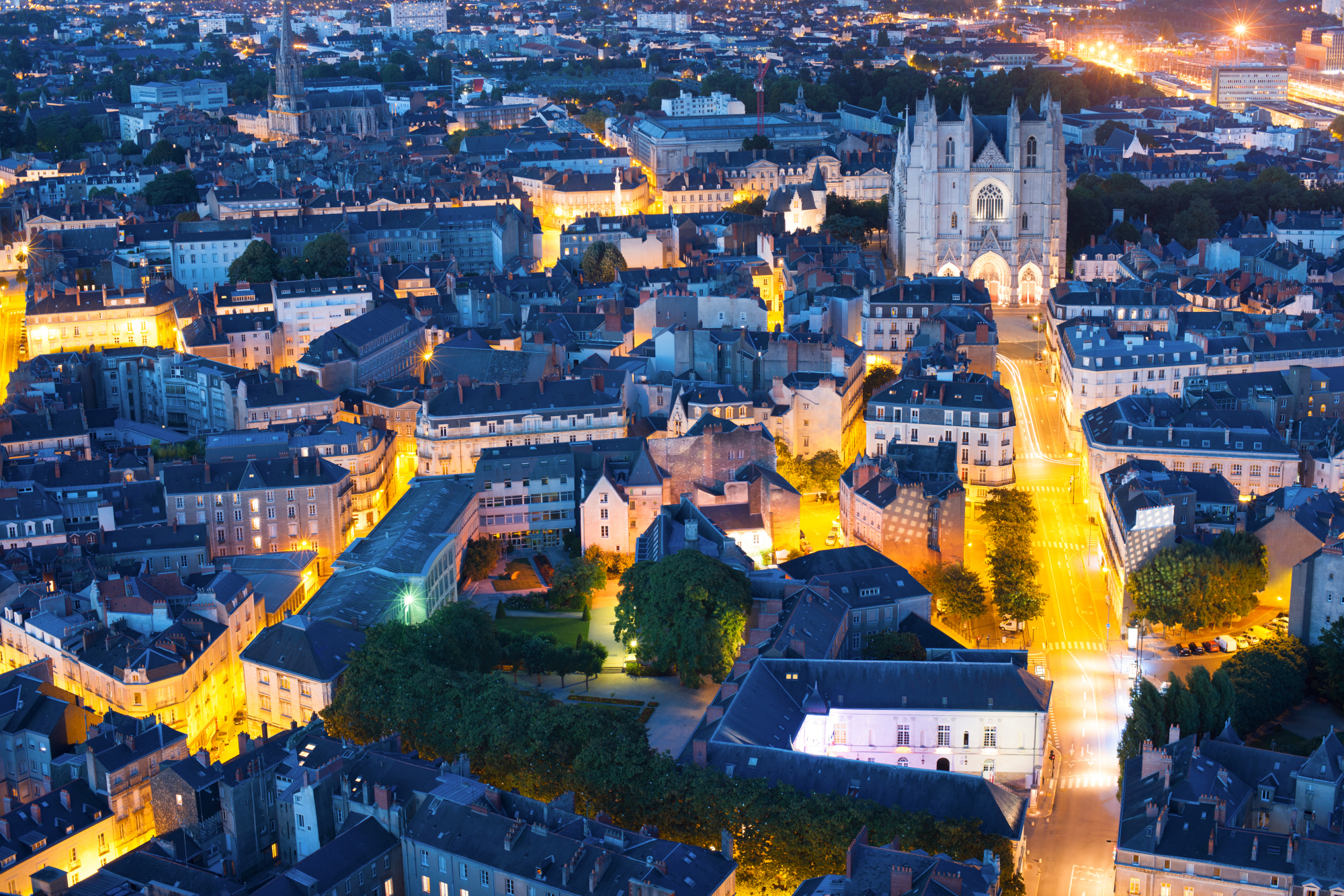 Vue aérienne de Nantes de nuit