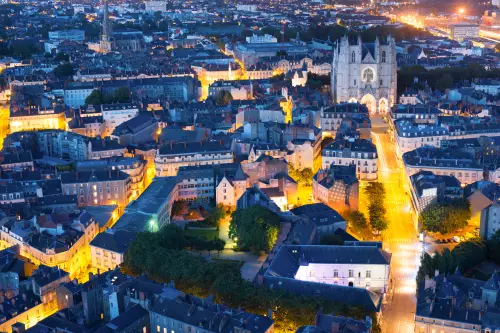 Vue aérienne de Nantes de nuit
