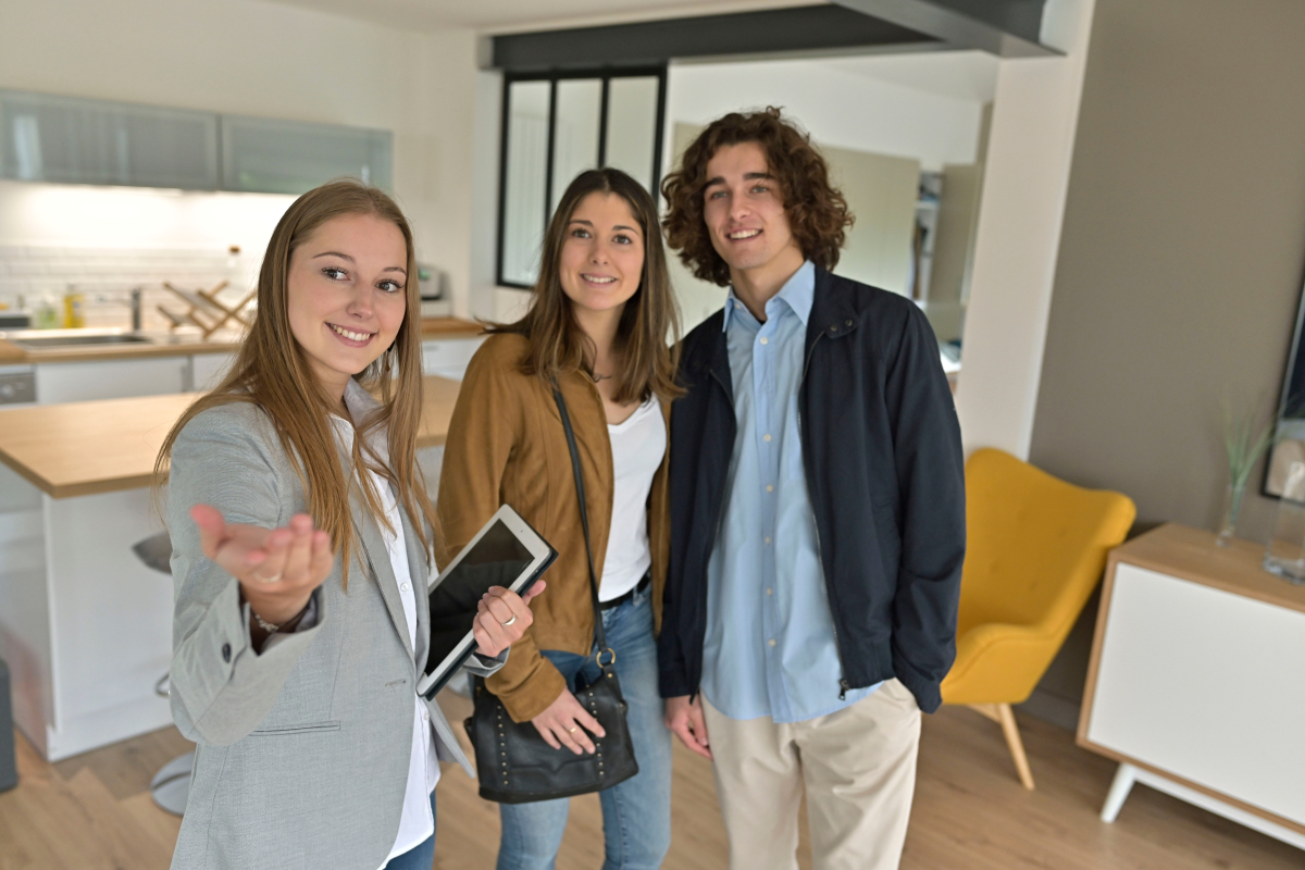  Dossier de location étudiant - Un jeune couple d’étudiants en train de visiter un appartement 