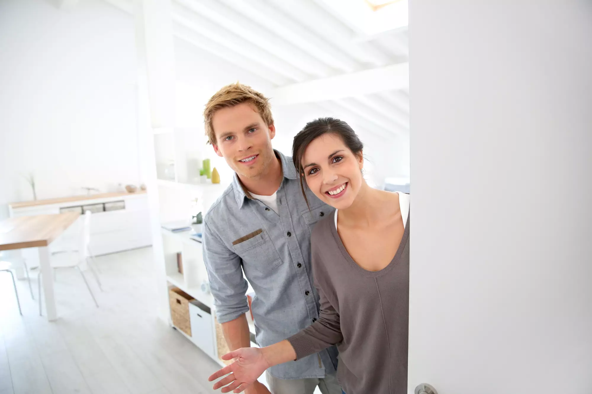 Un couple faisant visiter son logement