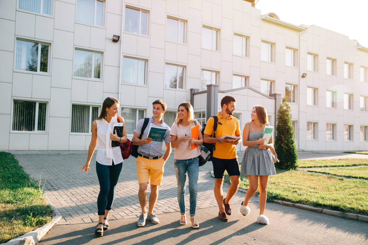 Location à Nantes – Groupe d’étudiants sortant de l’université