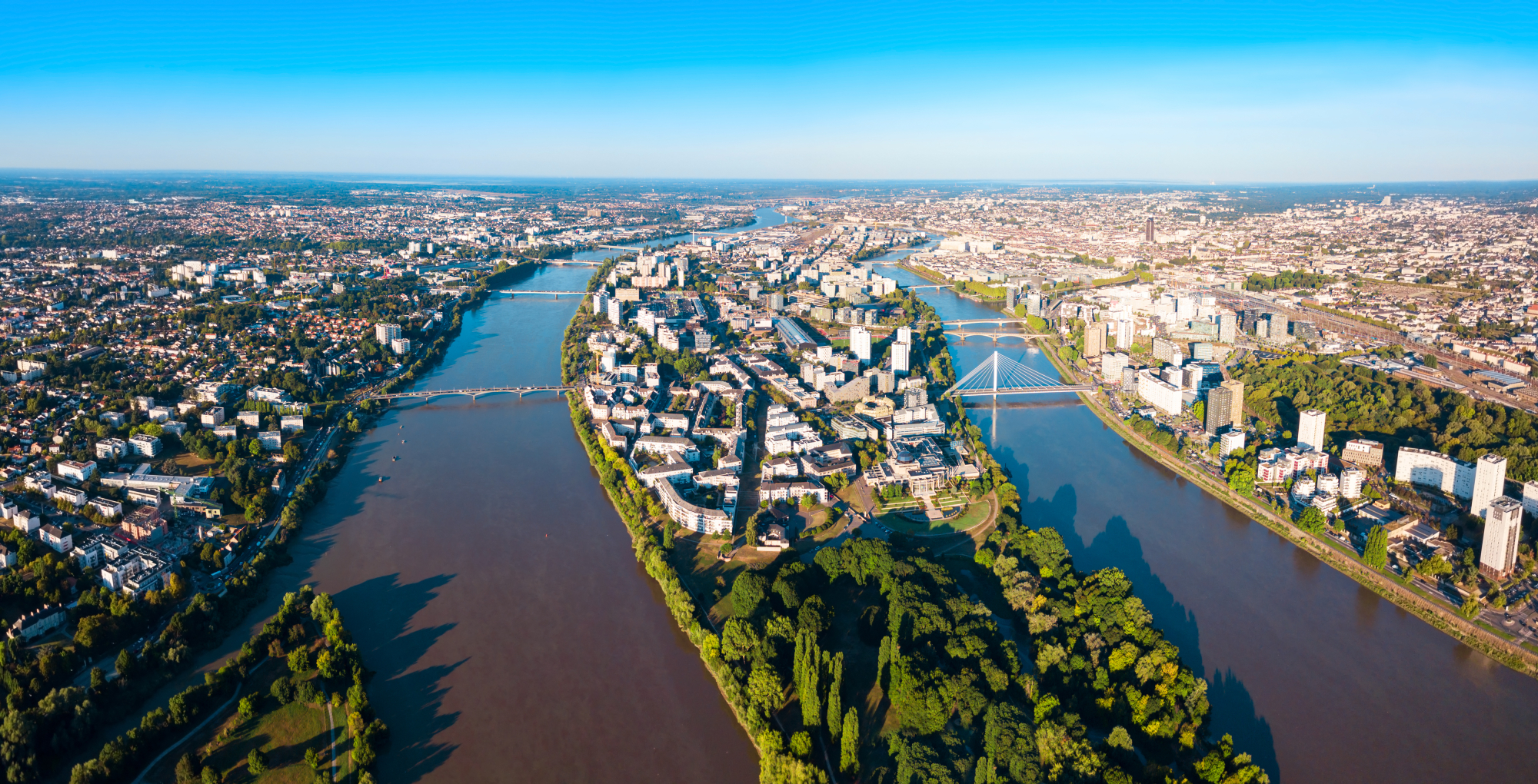 Vue aérienne de Nantes entre les branches de la Loire