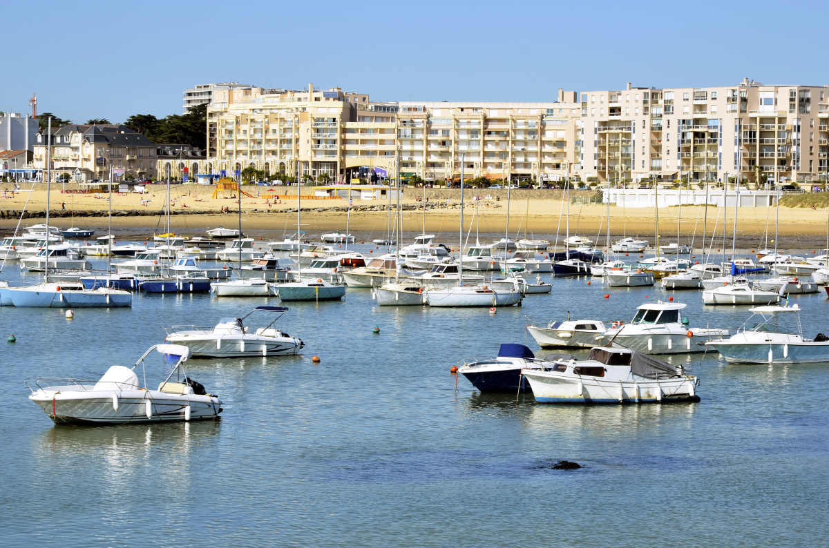 Résidence secondaire près de Nantes – Vue du port de Pornichet avec la plage et des programmes immobiliers en fond