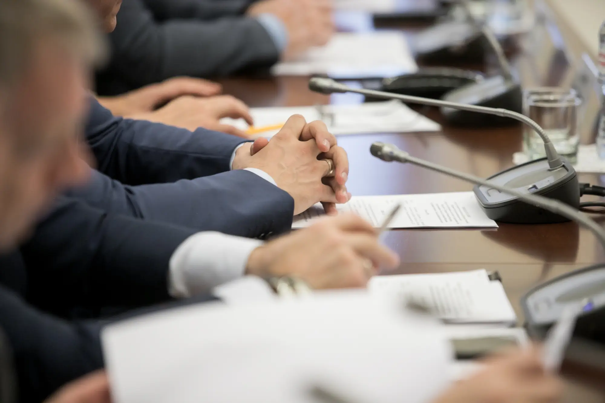 Personnes autour d'une table assistant à un conseil politique
