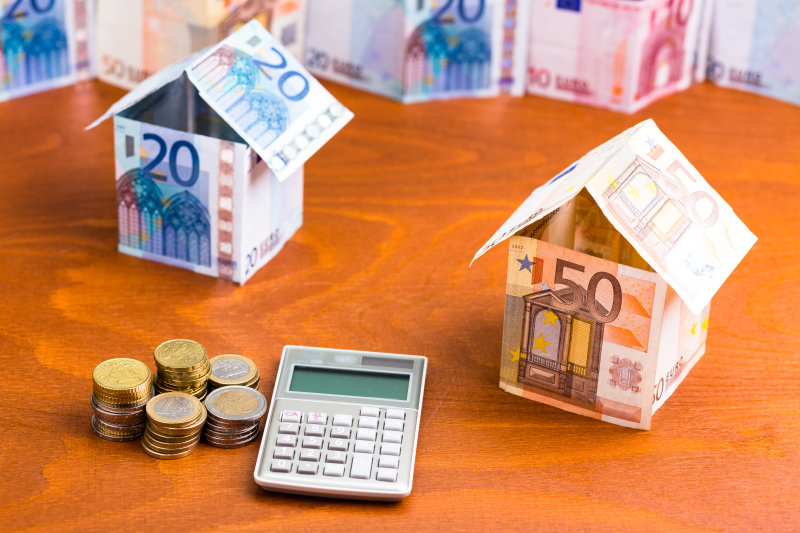 PTZ Nantes – Concept de crédit immobilier avec maisons en billets et calculatrice