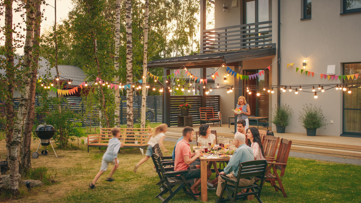 Tendance marché immobilier Nantes – Une famille profite des beaux jours dans le jardin de son logement neuf