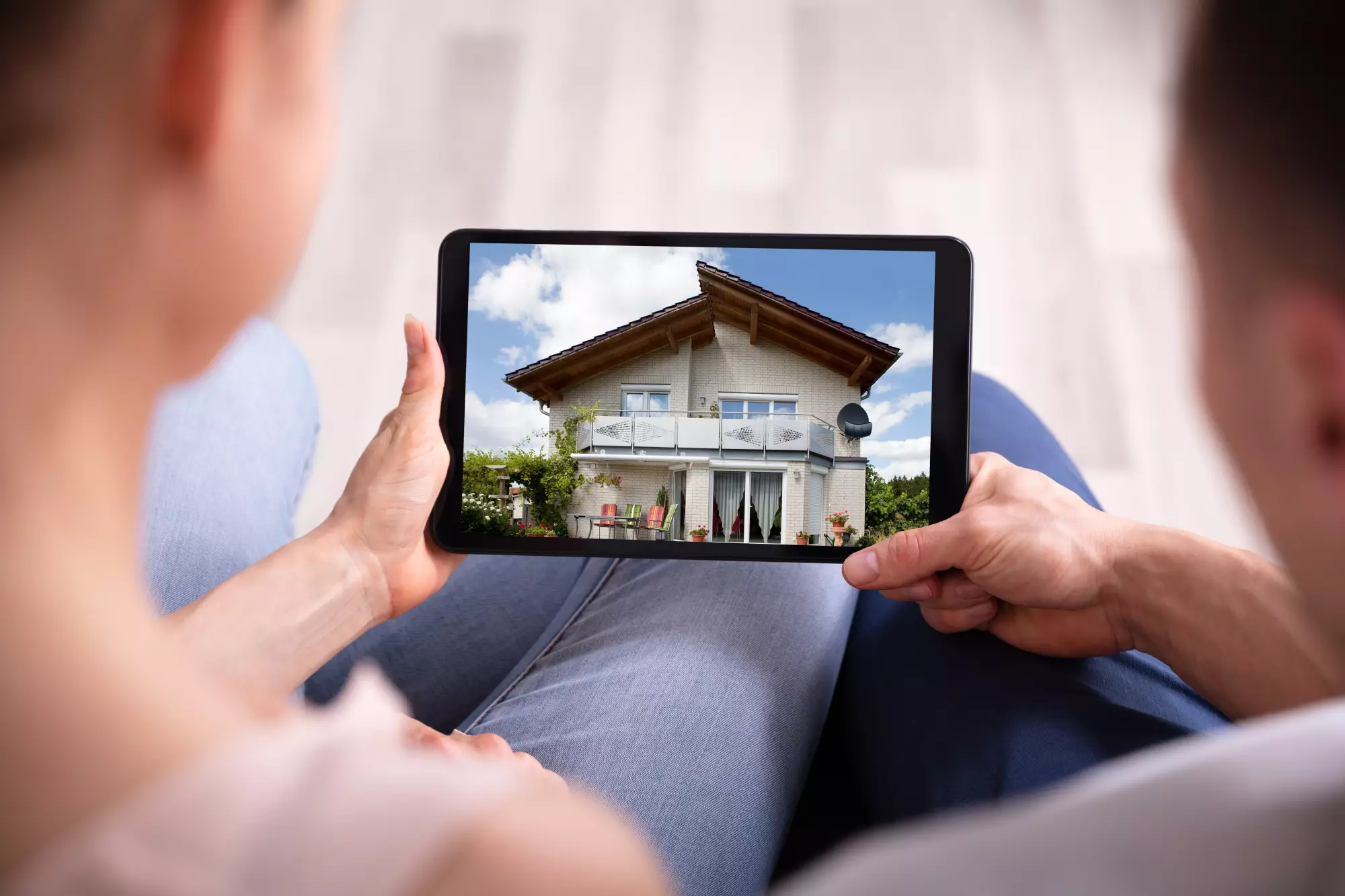 Couple regardant une maison sur tablette