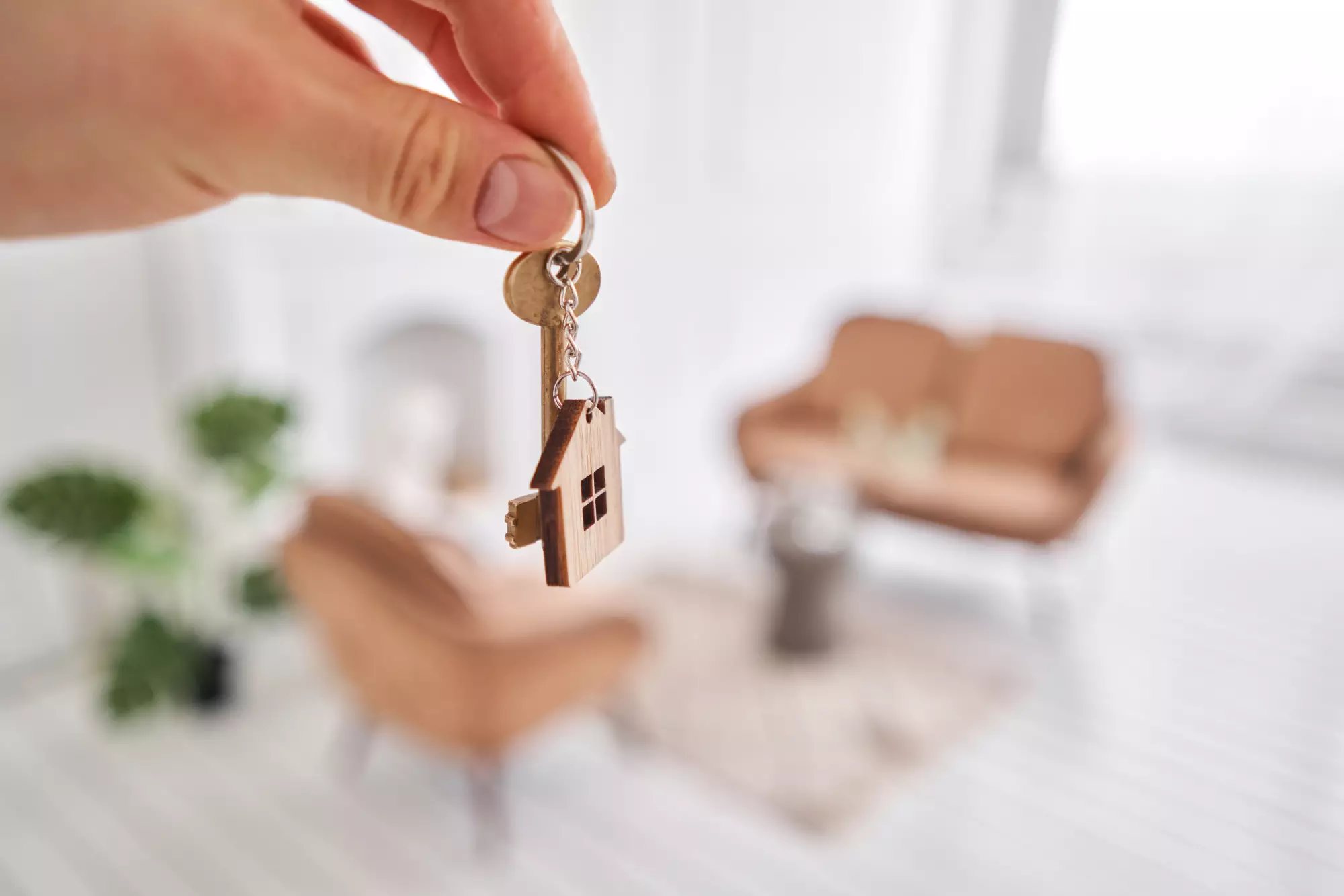 Personne tenant les clés de son nouveau logement