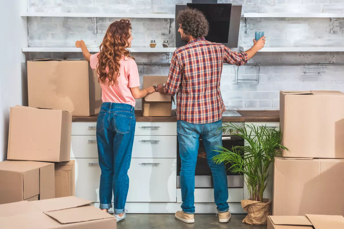 Couple déballant ses cartons