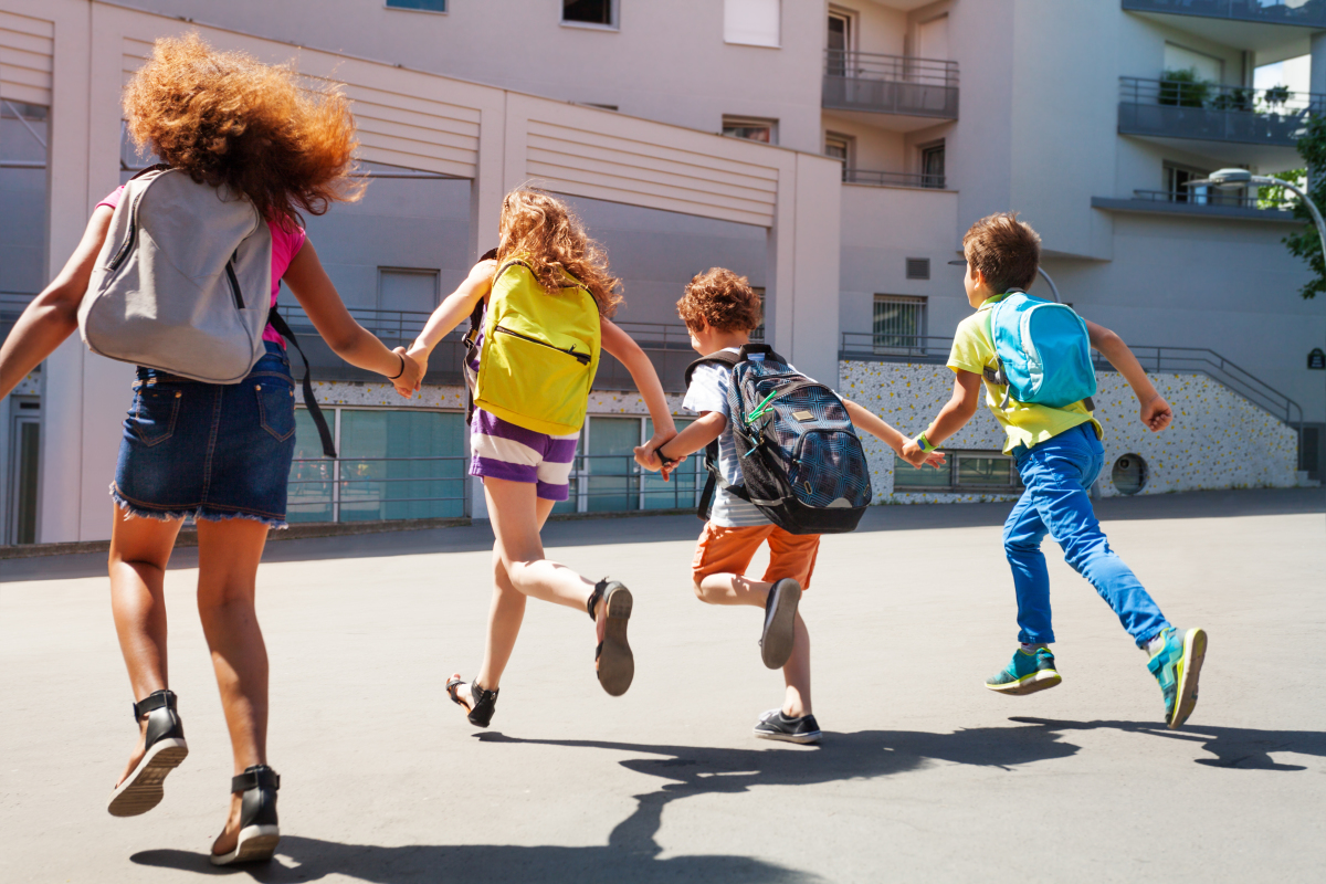  Quartier Chantenay Nantes – Des enfants en train de courir dans la cour d’école 