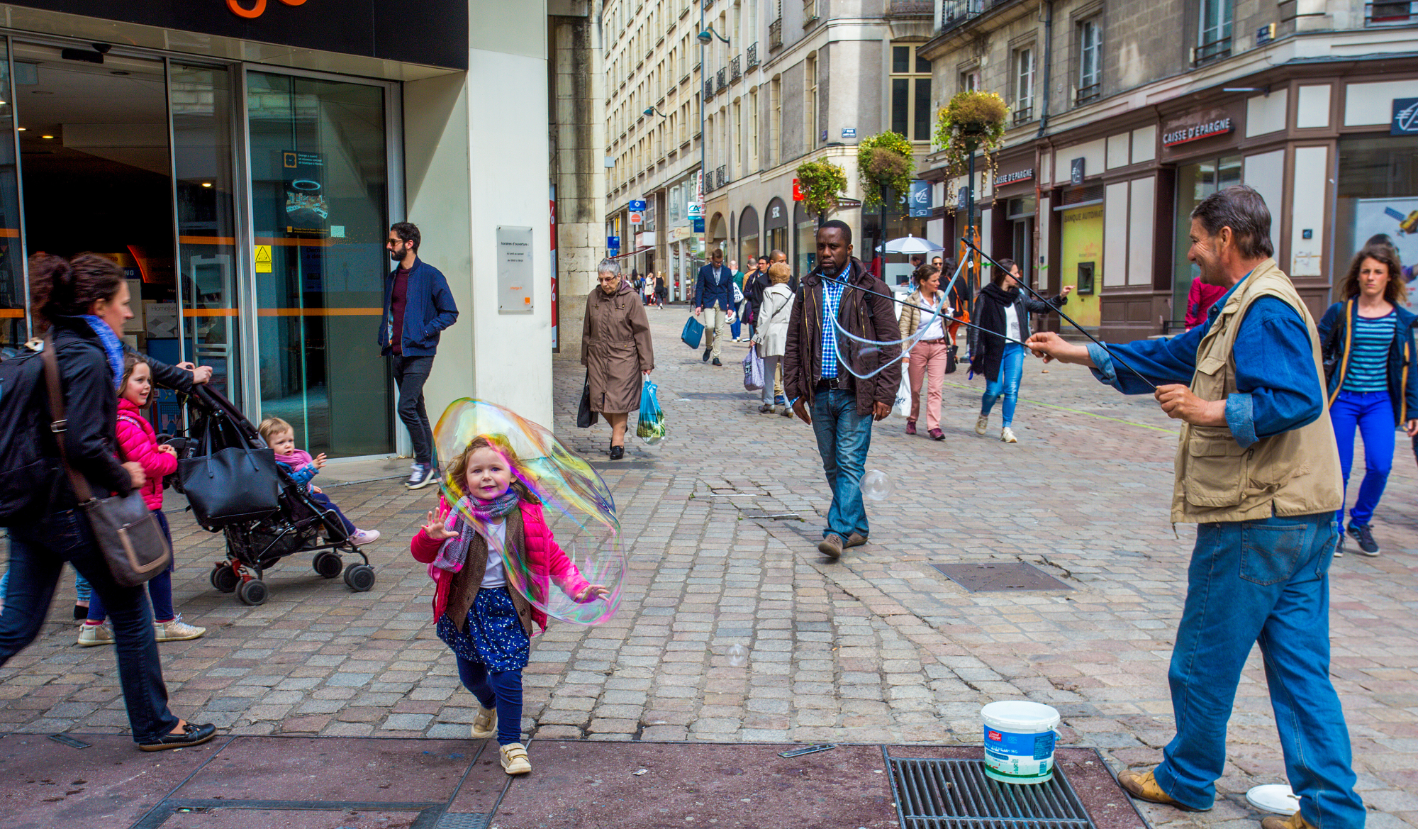 enfants rieurs dans les rues de Nantes
