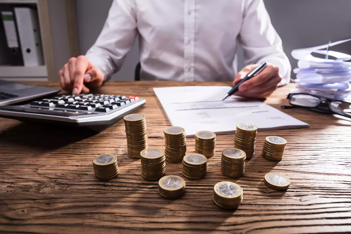 Quels sont les deux régimes d'imposition des revenus fonciers ? Homme calculant ses dépenses et recettes
