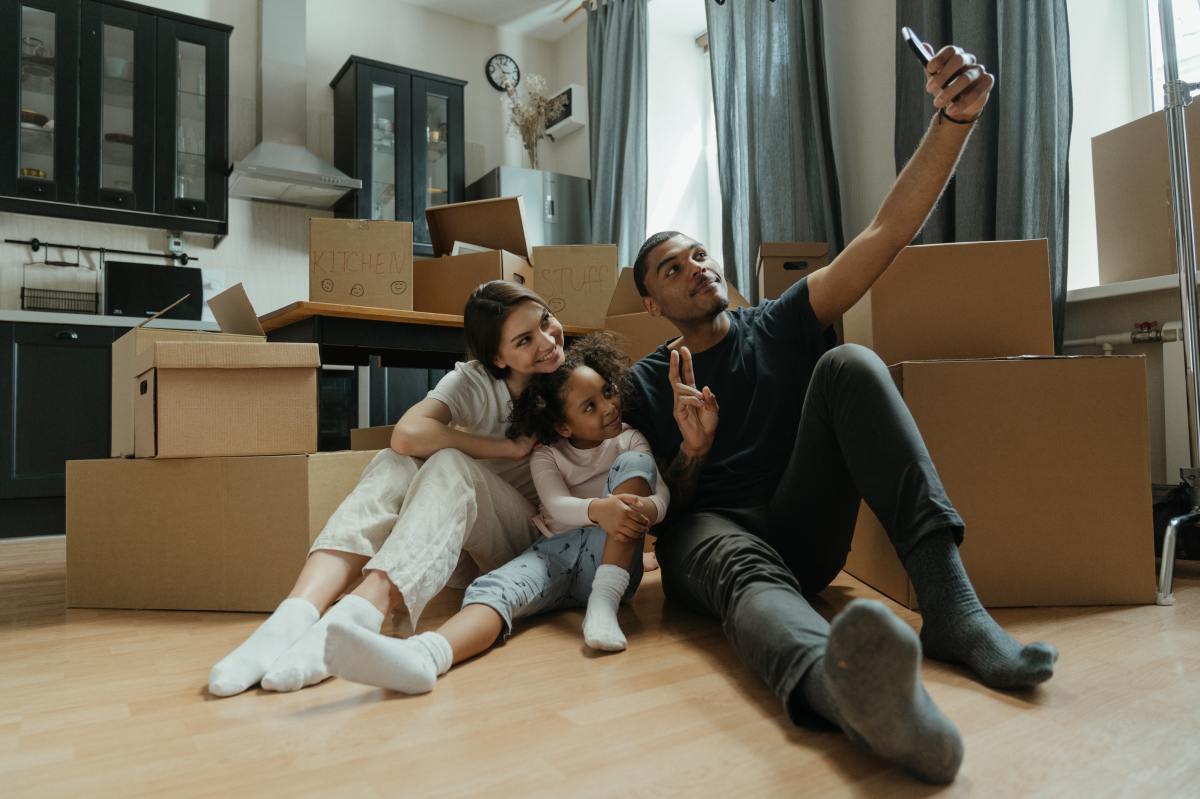  Comment bien organiser son déménagement - Une famille heureuse en plein déménagement 