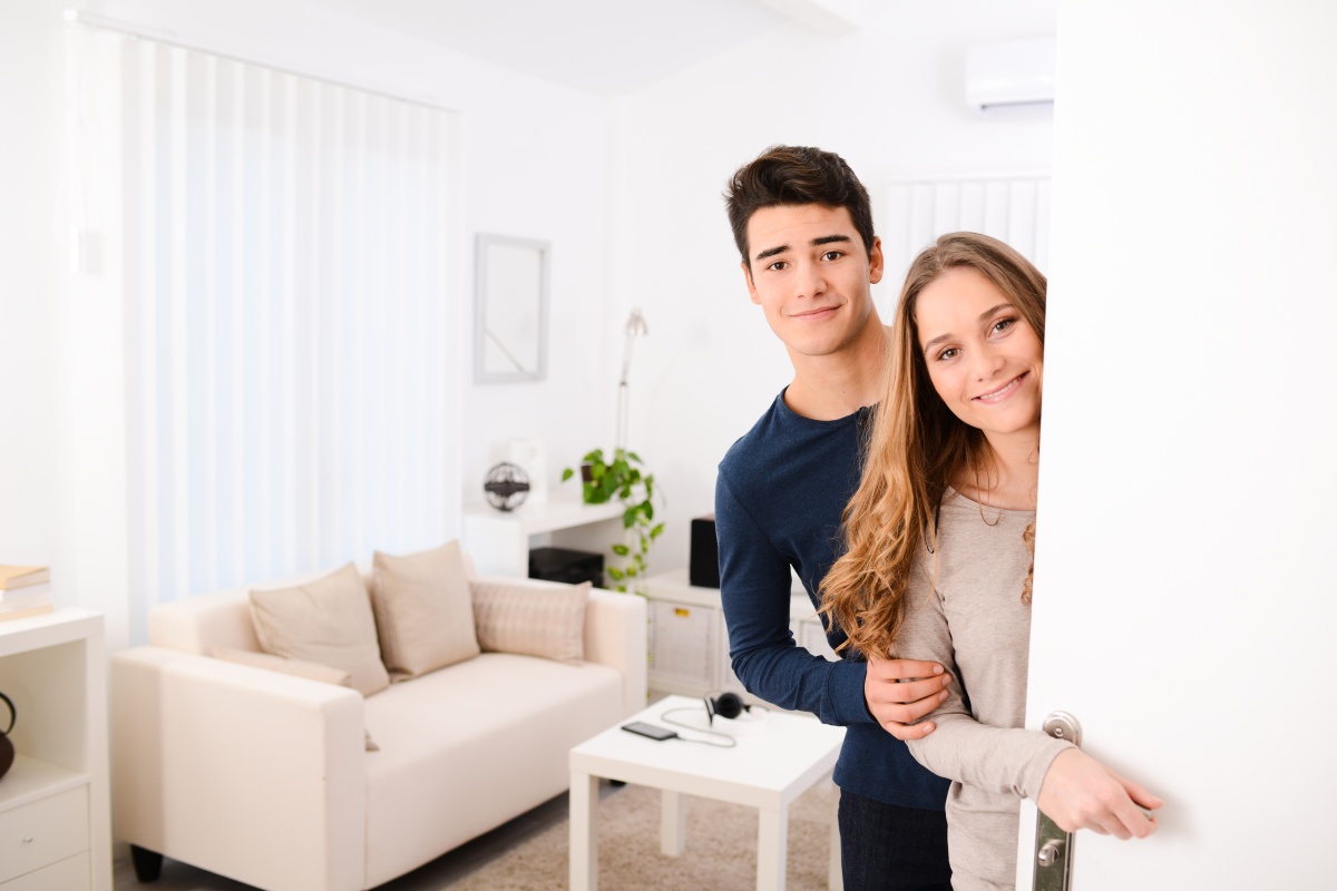 Plafond Pinel Nantes – Jeune couple de locataires ouvrant la porte de son nouvel appartement