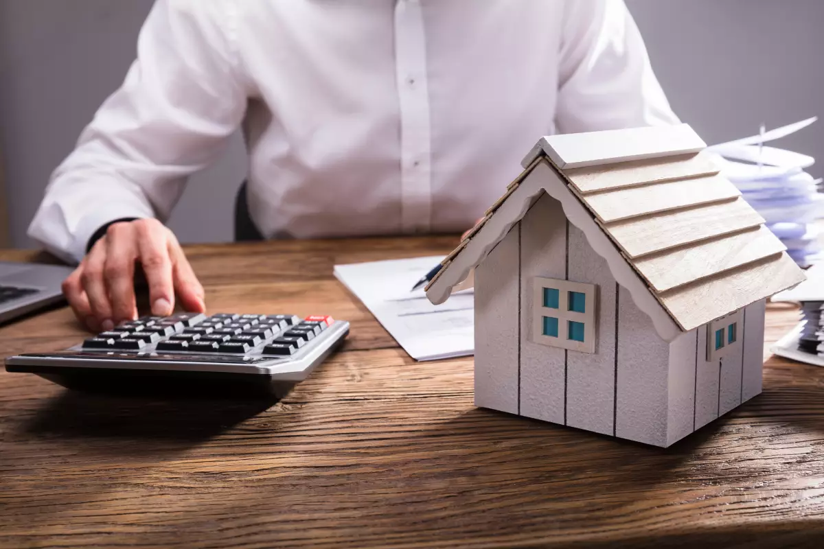Quelles sont les charges de copropriété d'un logement neuf ? Un homme calcule ses dépenses pour ses charges de copropriété