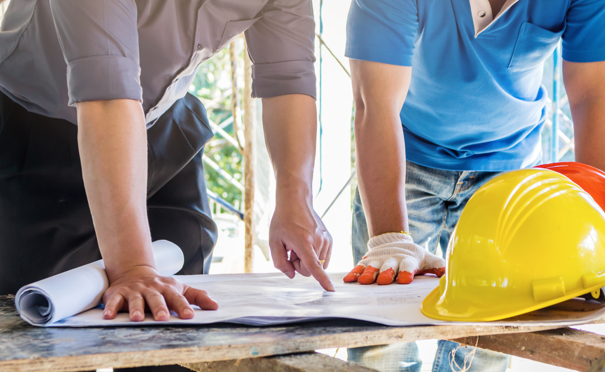  Concours Europan – Des professionnels du bâtiments en train d’étudier un plan